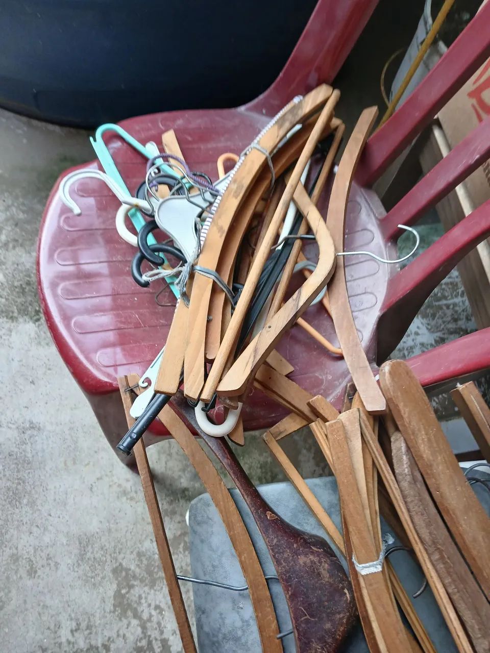 Cabides de roupas madeira e plástico contém 35 pó 20 reais 