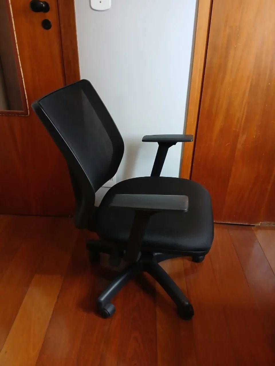 Cadeira de Escritório Ergonômica com Encosto em Tela - Regulável