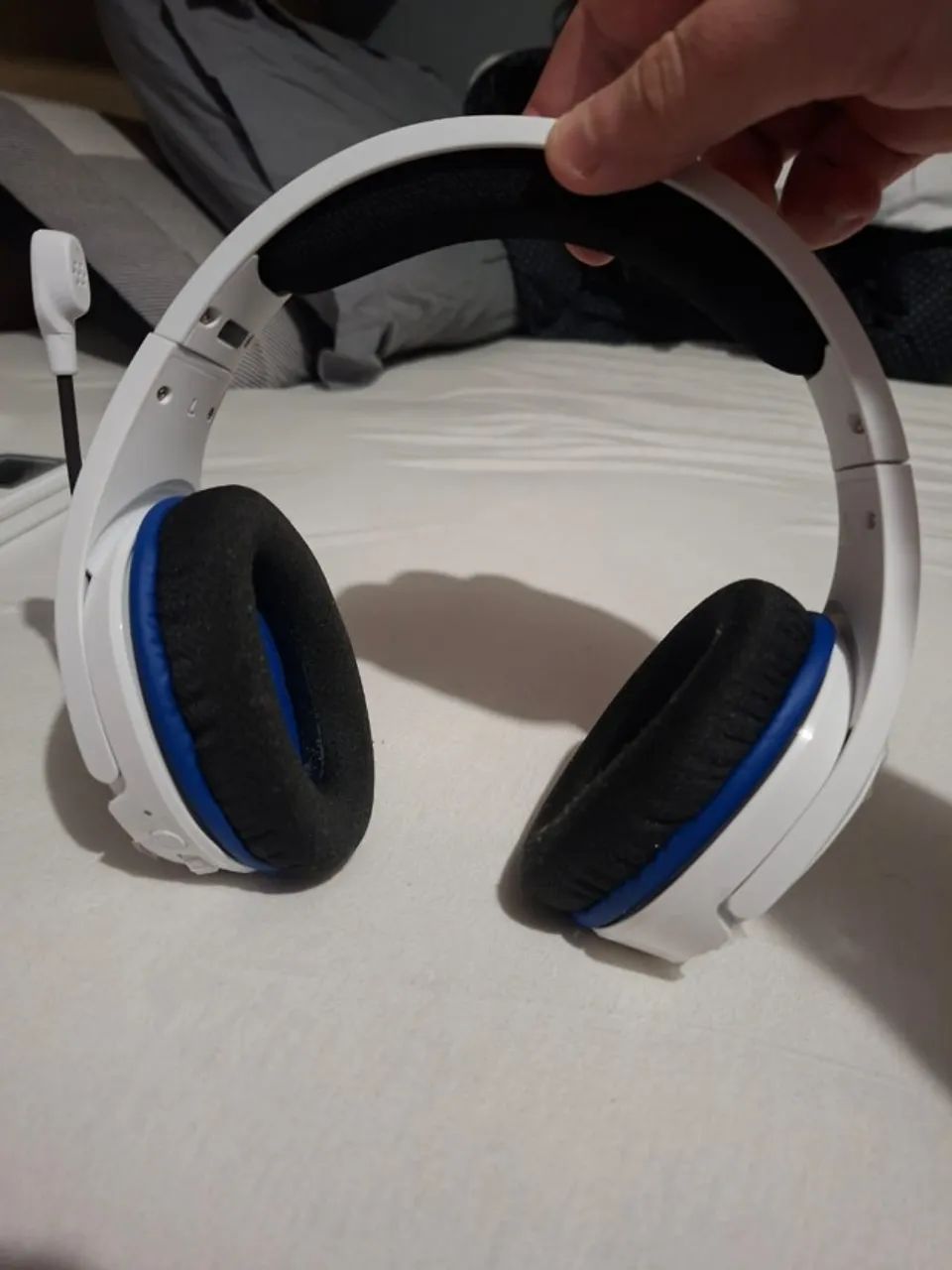 Headset over-ear gamer sem fio HyperX Cloud Stinger Core HHSS1C-KB branco com luz sem luz