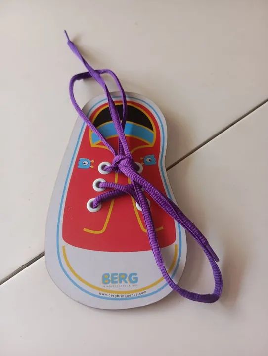Brinquedo educativo de amarrar cadarço - BERG - Foto 2