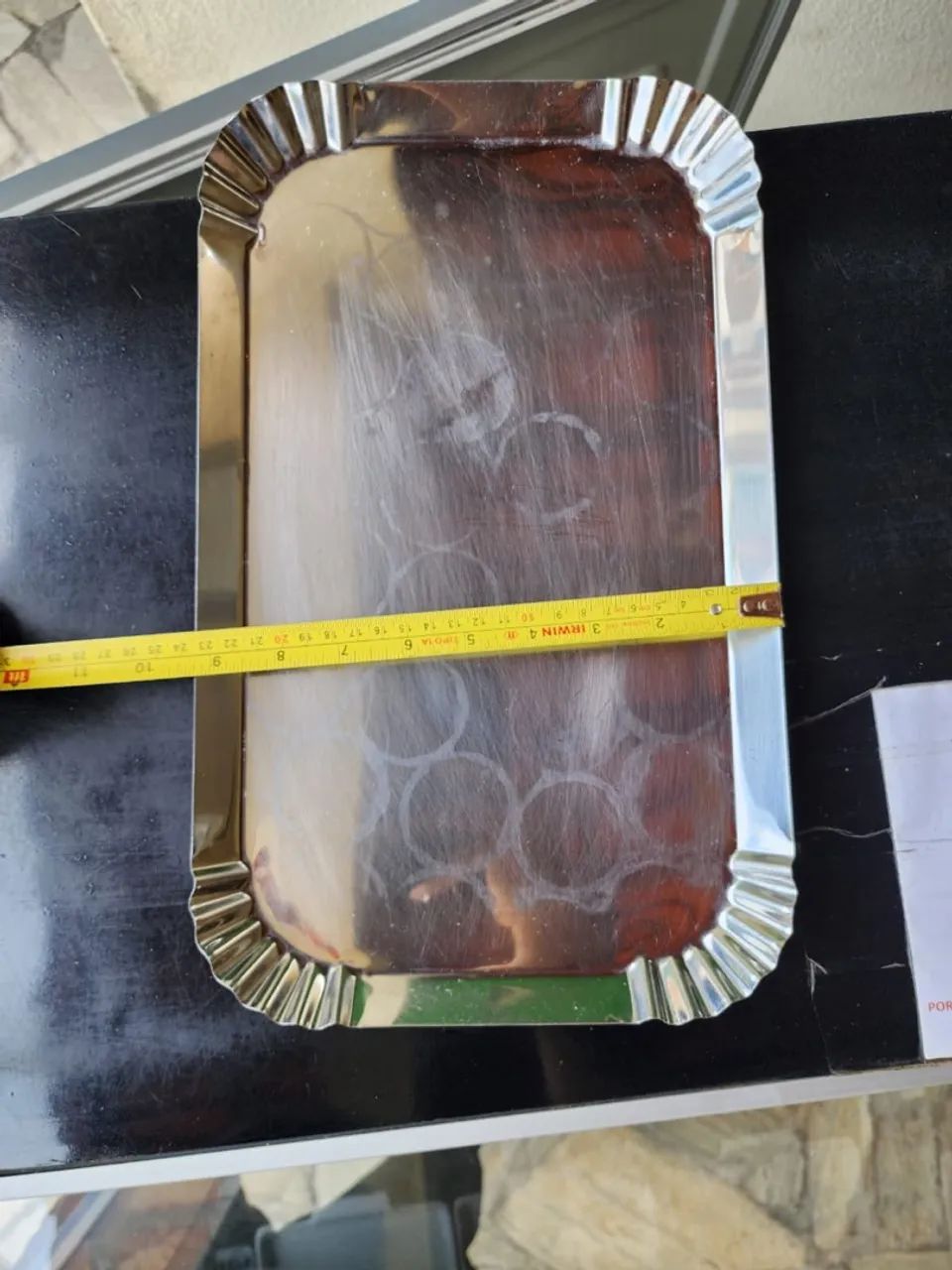 Bandeja metálica retangular com borda decorativa