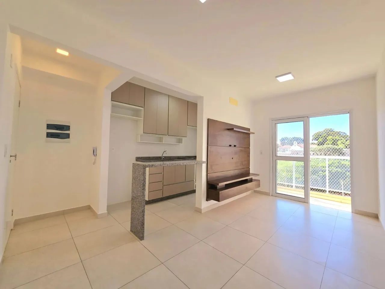 VENDA - Apartamento 6º andar com sacada, em região central de Botucatu-SP.
