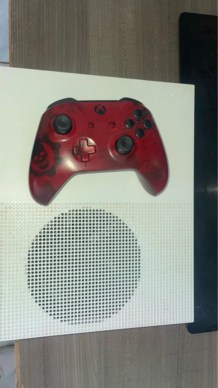 Xbox One S Branco com Controle exclusivo GEARS OF WAR 4