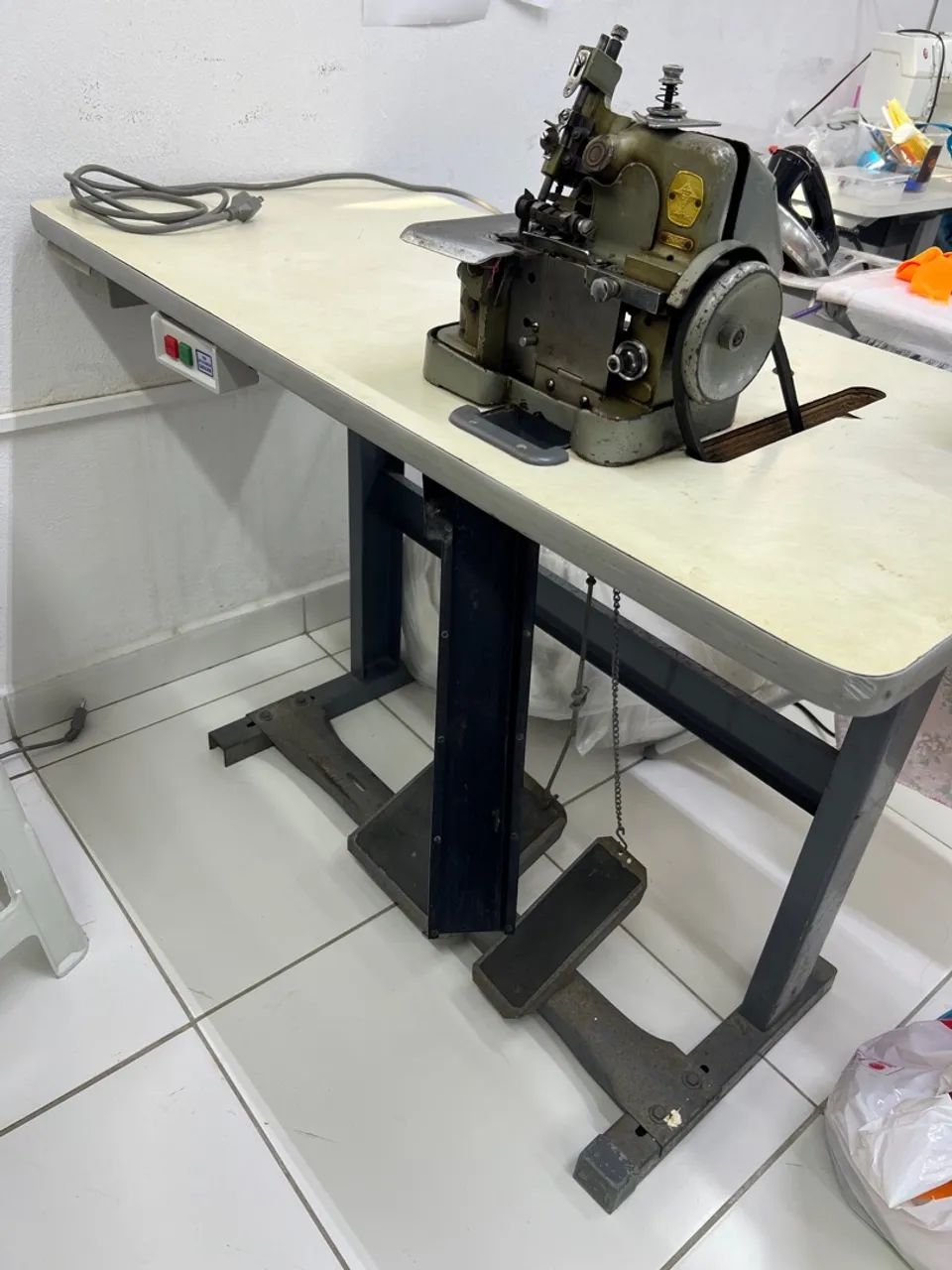 Máquina de Costura Overlock Industrial