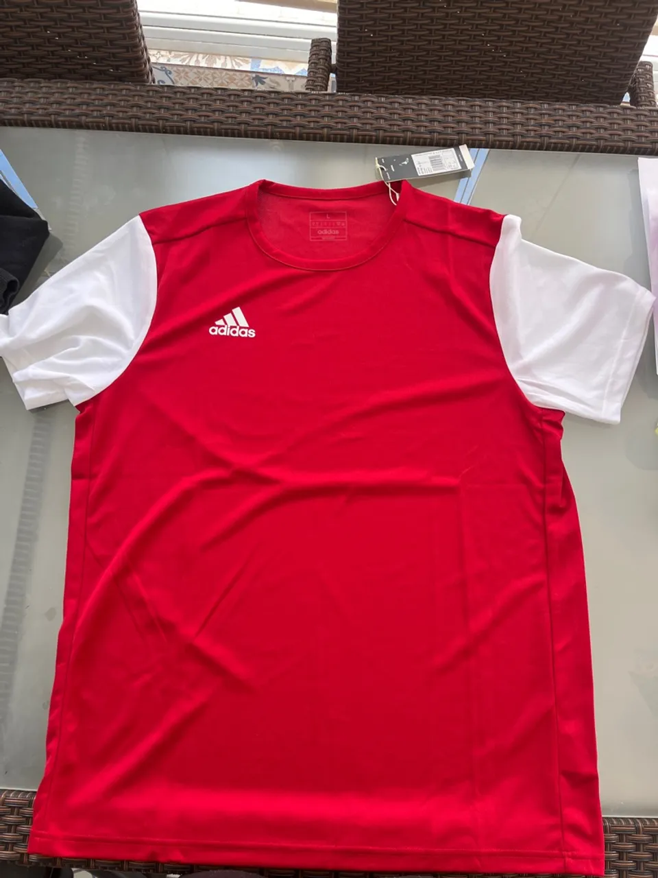 Camiseta Adidas Vermelha com Mangas Brancas
