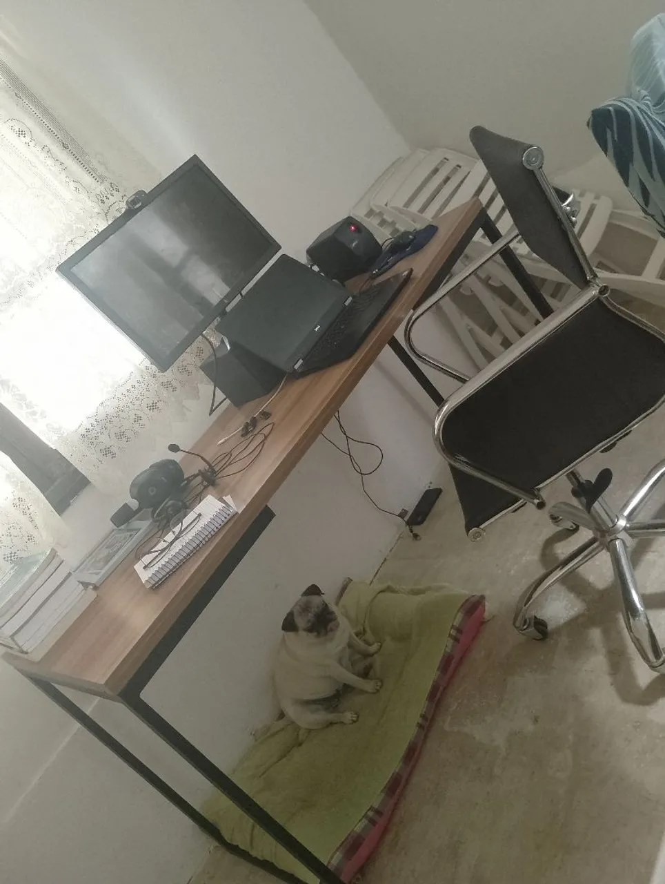 Mesa de escritório com design moderno