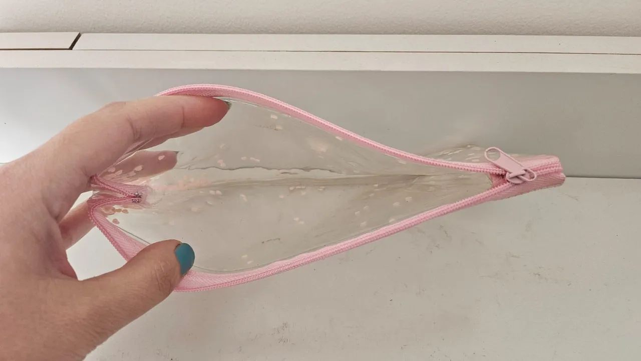 Estojo transparente com glitter de coração - Foto 3