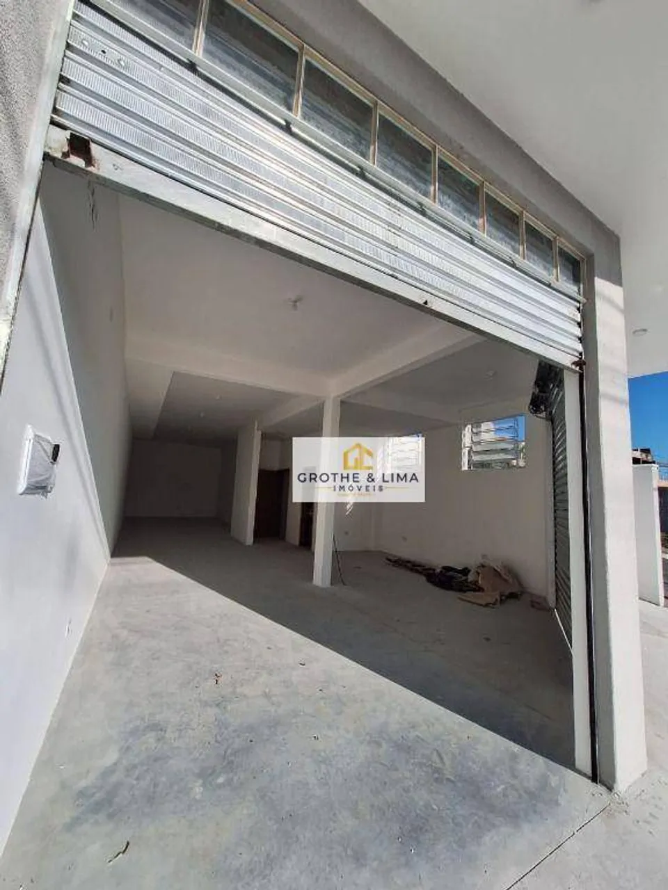 Excelente sobrado com ponto comercial, nunca habitado, disponível para venda, no bairro Sa