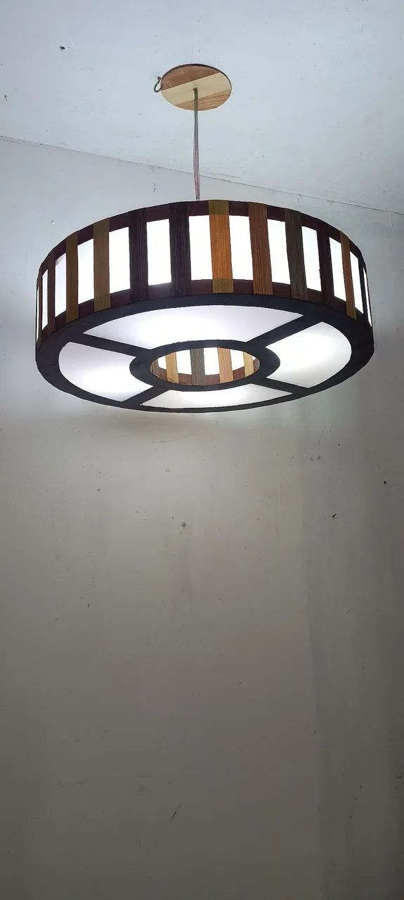 Lustre de madeira com cúpula redonda - Foto 3
