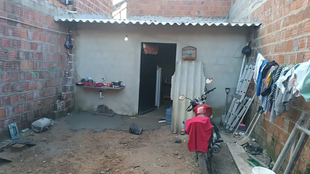 Vendo terreno já com uma casa pequena