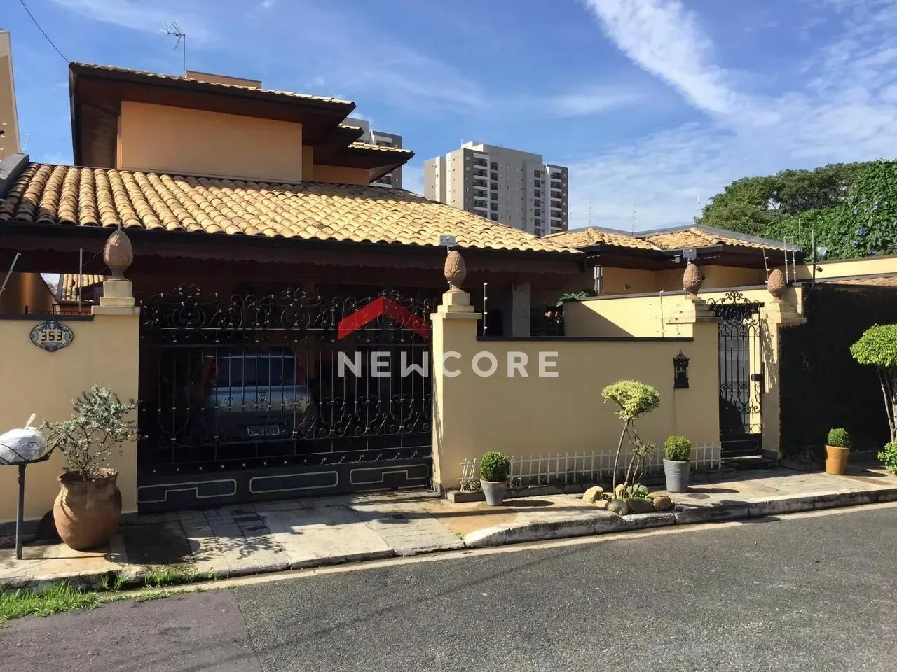 Casa em Rua Santa Madre Beatriz Silva - Vila das Jabuticabeiras - Taubaté/SP