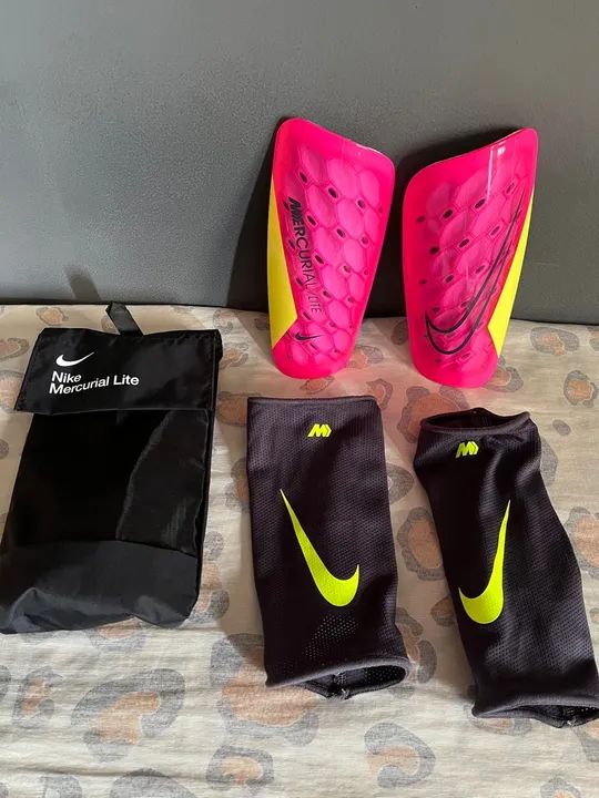 Caneleiras Nike Mercurial Lite - Tamanho Único - NOVAS - Nunca usadas. - Foto 2