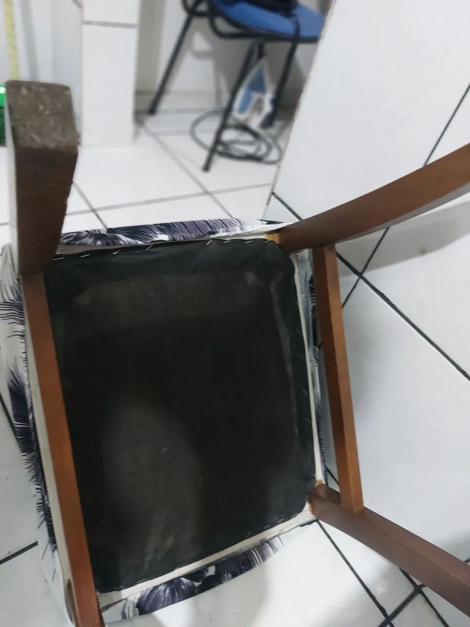 Vendo uma mesa de laca com 4 cadeiras  - Foto 2