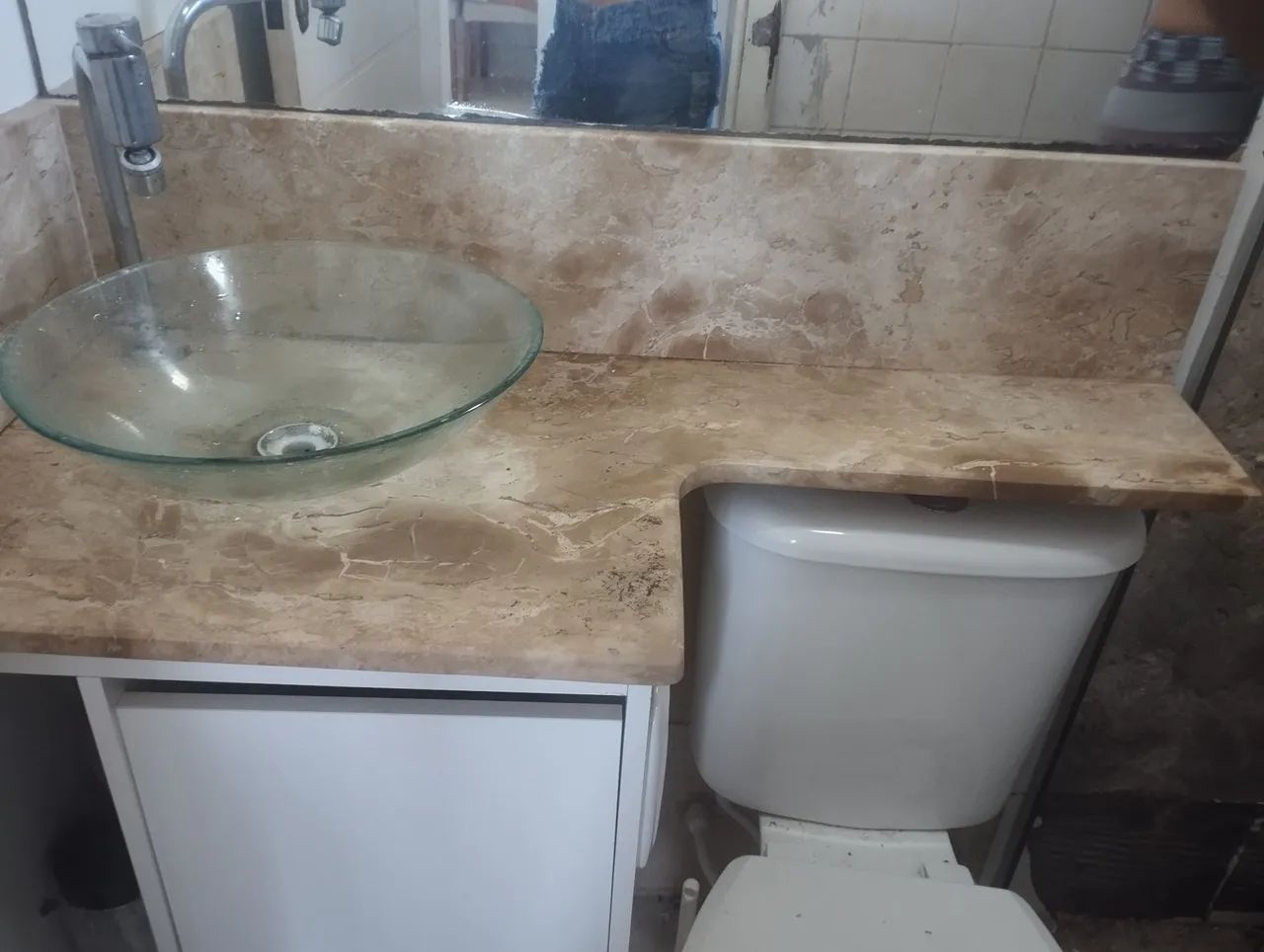 Banheiro completo,bancada de mármore bege Bahia e cuba de vidro+ armário MDF 
