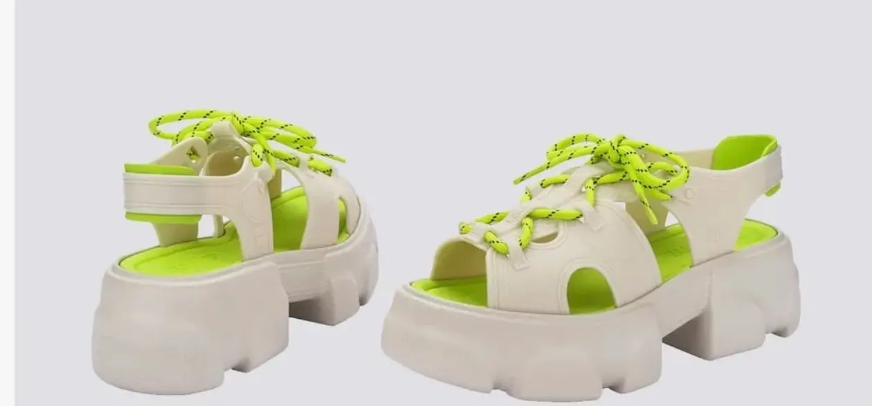 Melissa camp sandal bege e verde.