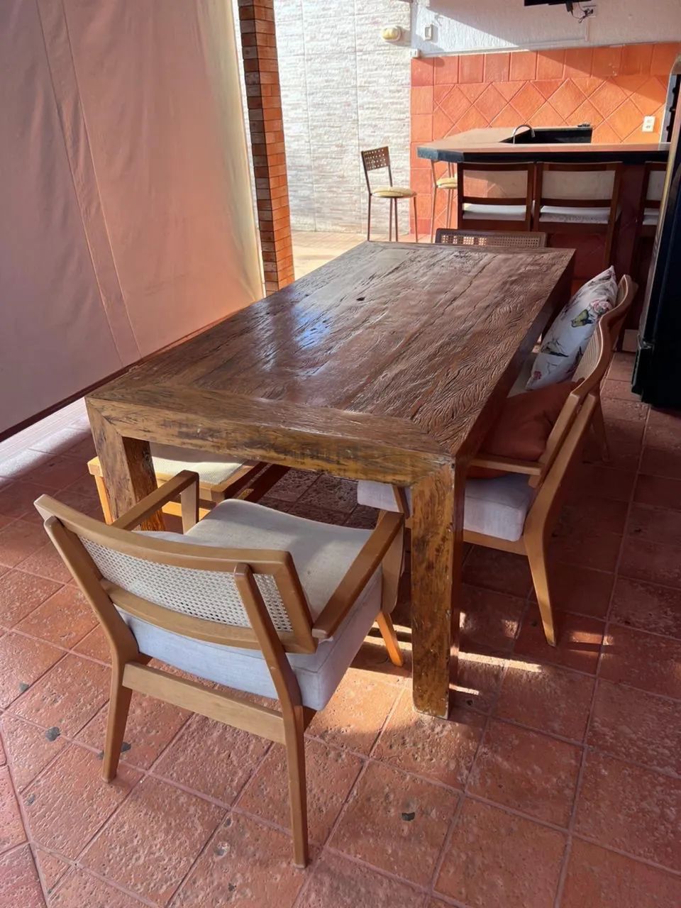 Mesa de madeira com 2 poltronas 1 namoradeira e 1 banco 