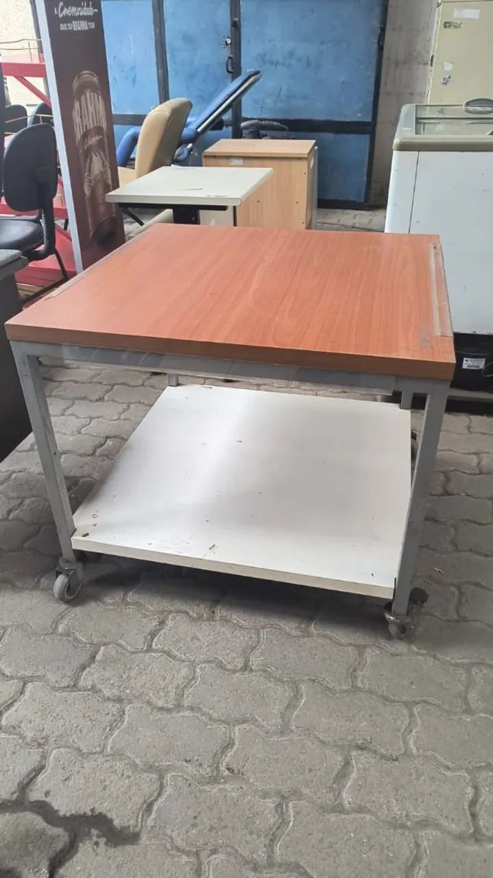 Mesa multifuncional com rodas e travas medindo 0,80cm × 0,80cm × 0,70cm