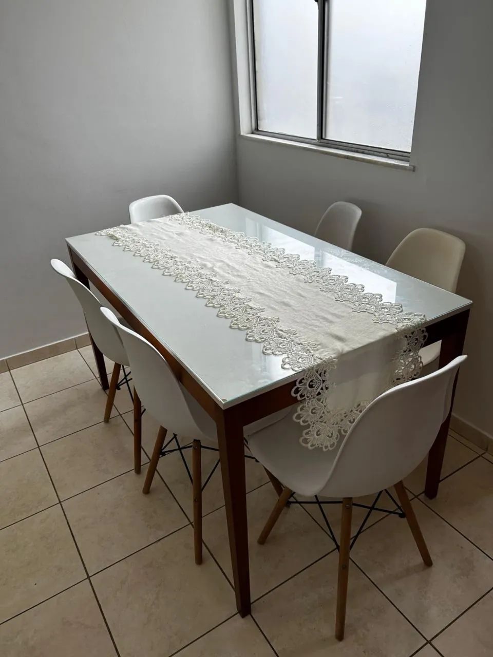 Cama, Ar condicionado, Mesa Jantar sem cadeiras e Guarda-roupa  - Foto 2
