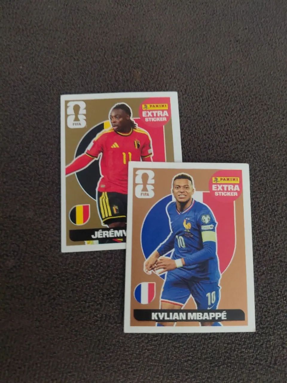 Figurinhas legend Doku Dourado e Mbappé bronze