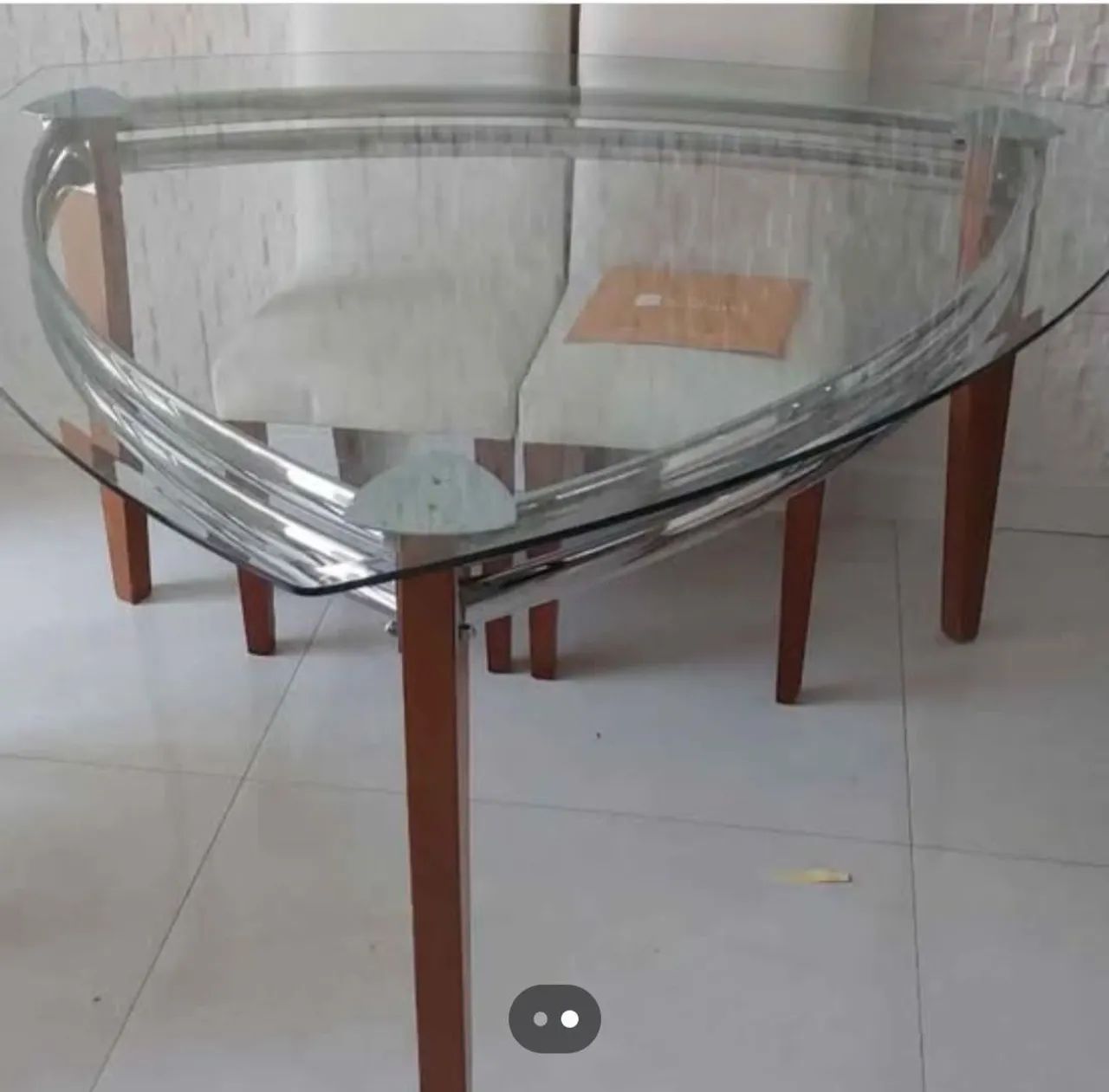 Vendo MESA TRIANGULAR tamanho 1,50 em ótimo estado