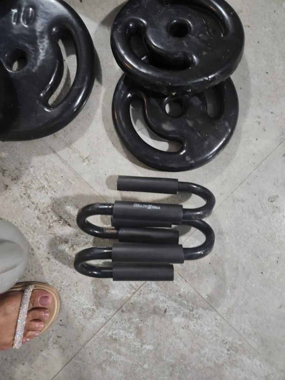 Kit Musculação: Anilhas Emborrachada+Barra+Kettlebell 10kg+Caneleiras+Apoios Flexão - Foto 2