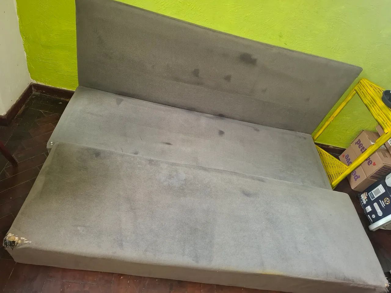 Sofá pequeno e base de cama de casal - Foto 2