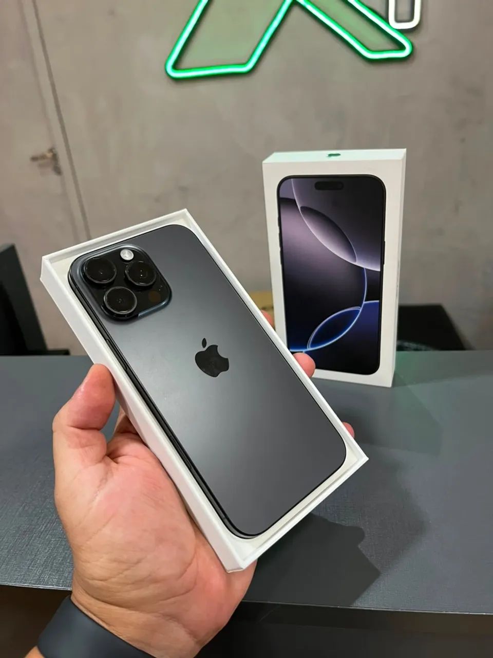 iPhone 16 pro maxx com garantia - mando brindes e entrego