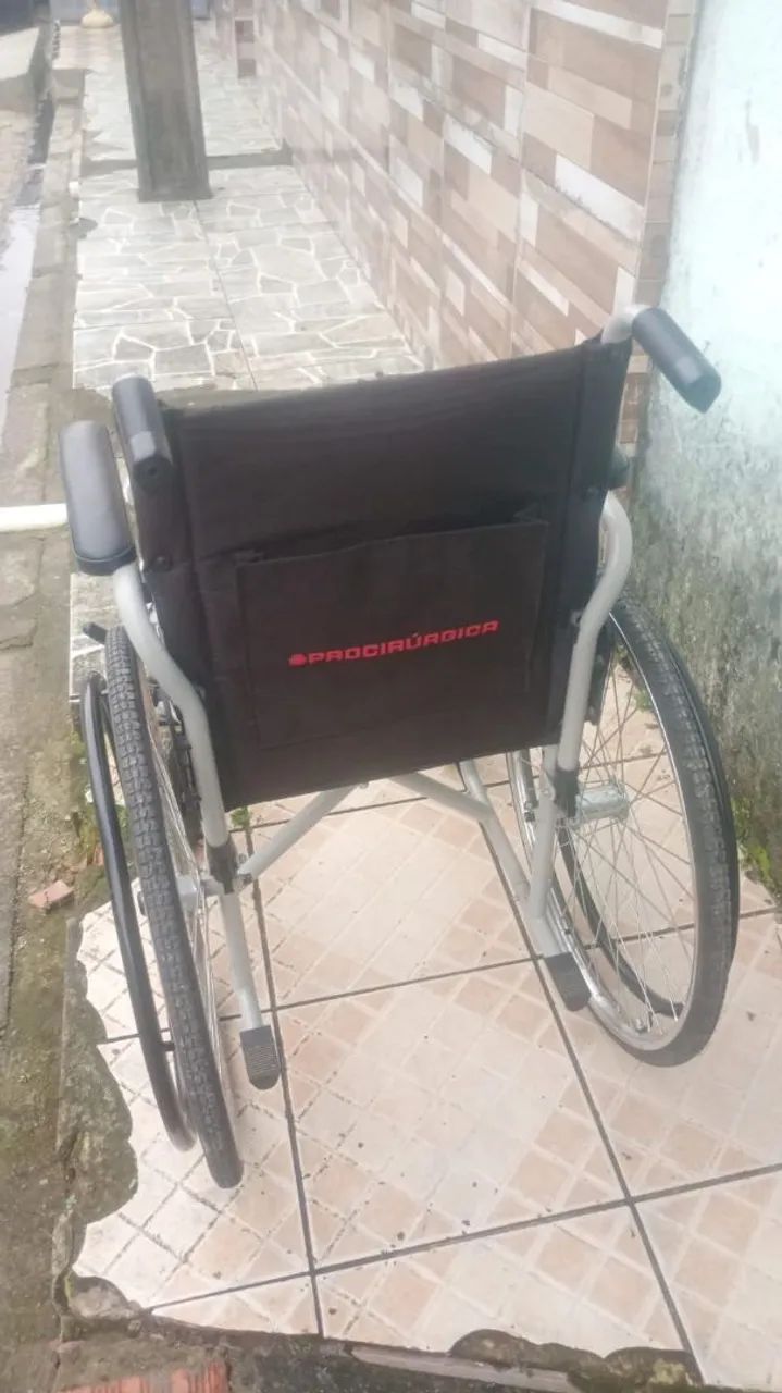 Vendo uma cadeira de roda semi nova nunca usada  - Foto 2