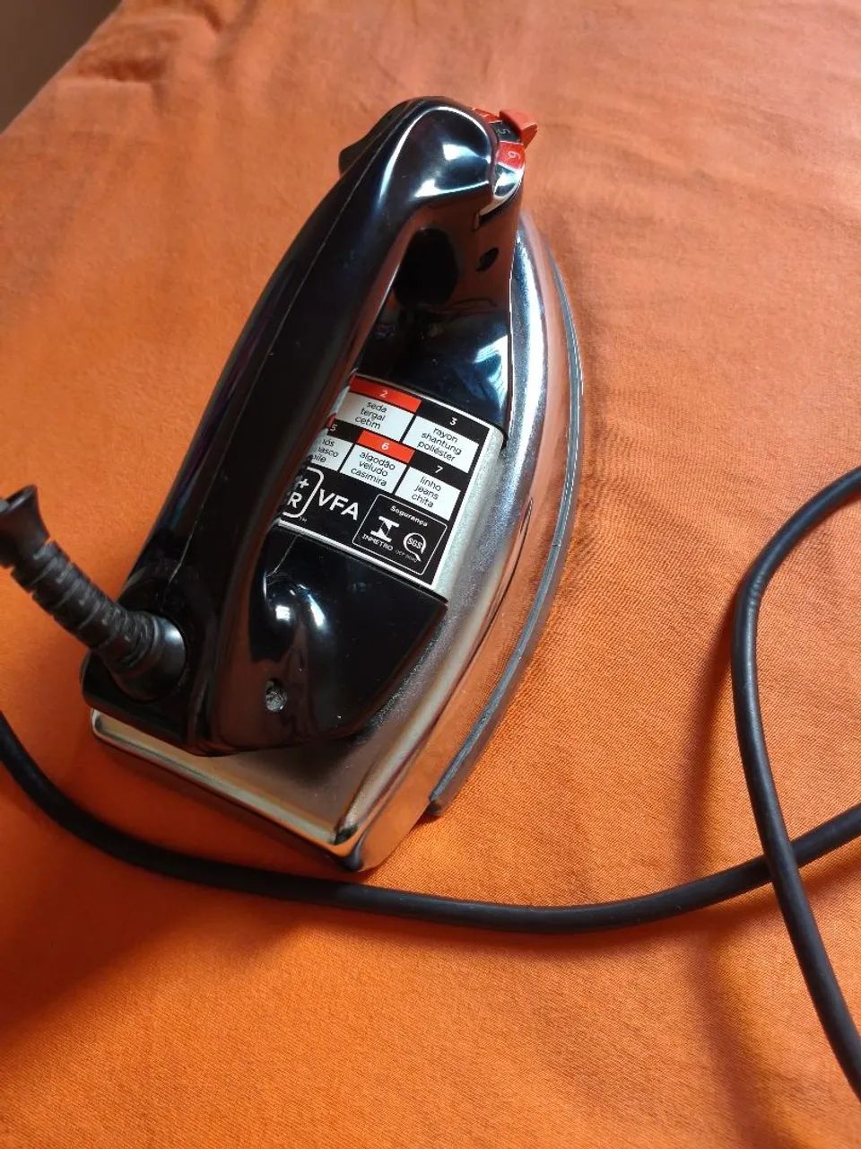 Ferro de passar roupa a seco black + decker com base de alumínio VFA1110 - Foto 4