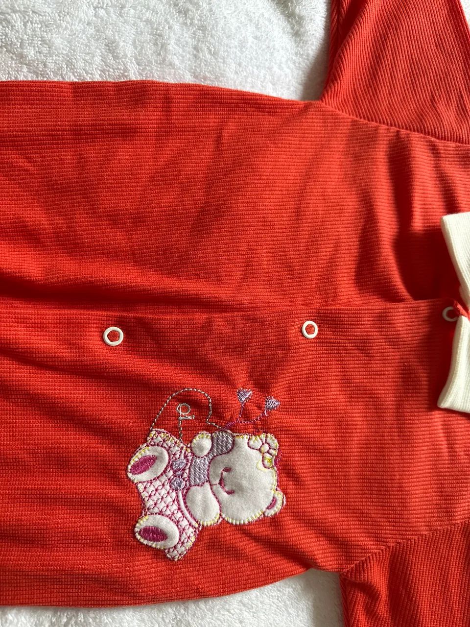 Macacão bebê TAM GR com pé vermelho e bege  - Foto 3