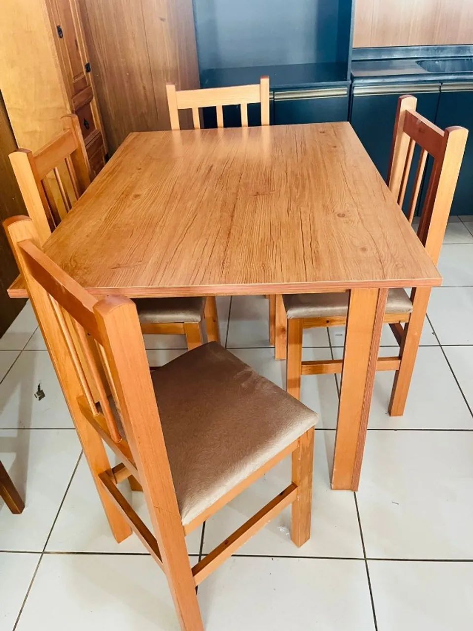 MESA DE MADEIRA COM CADEIRAS ASSENTO ESTOFADOS - Foto 2