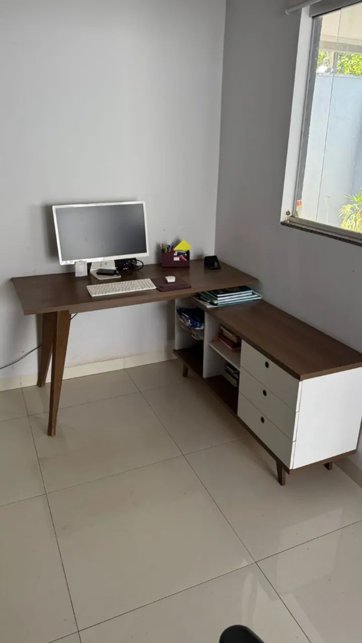 Desk438561704363970562