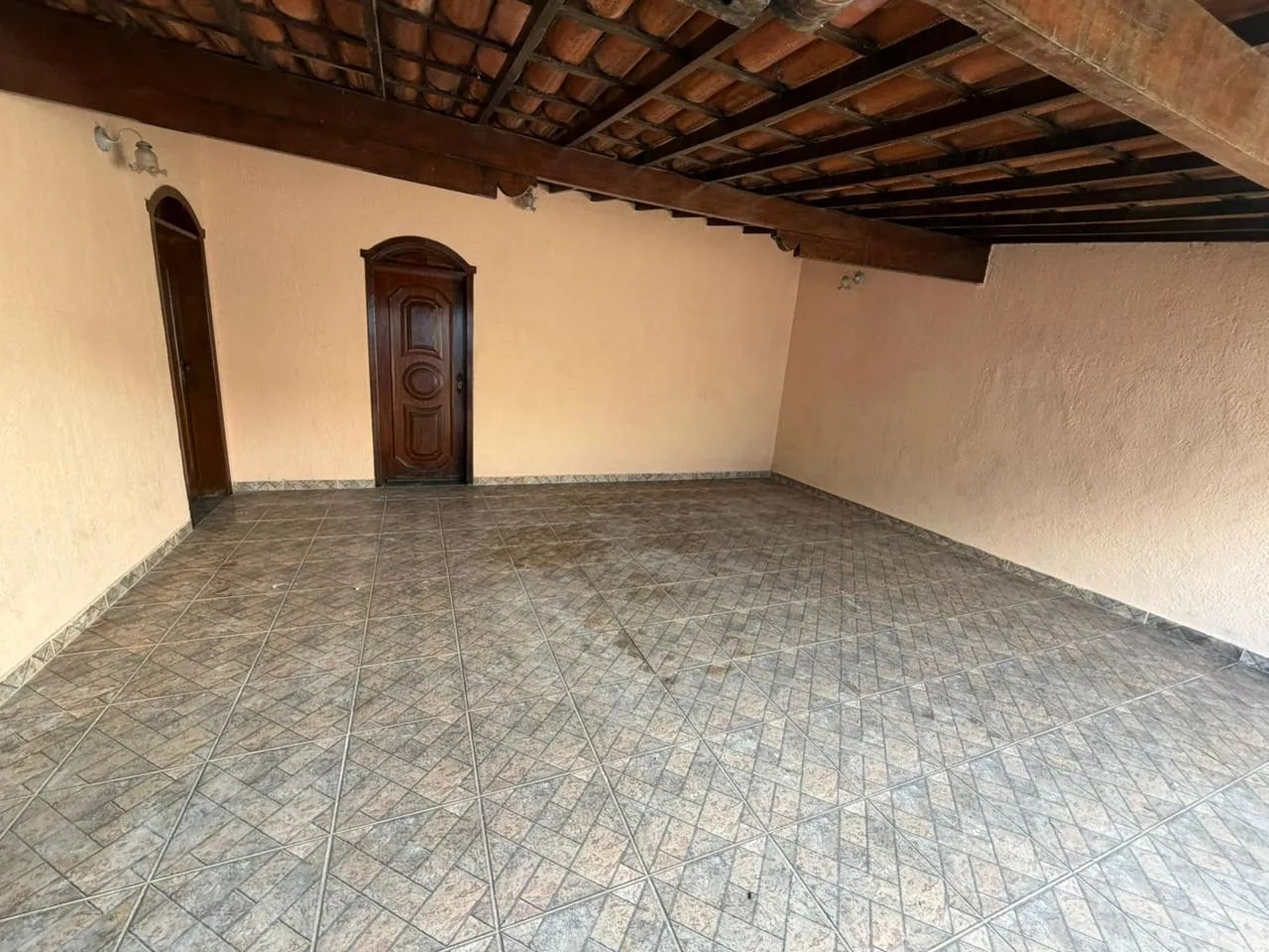 CASA COMERCIAL AMPLA E BEM LOCALIZADA COM VAGA - Foto 2