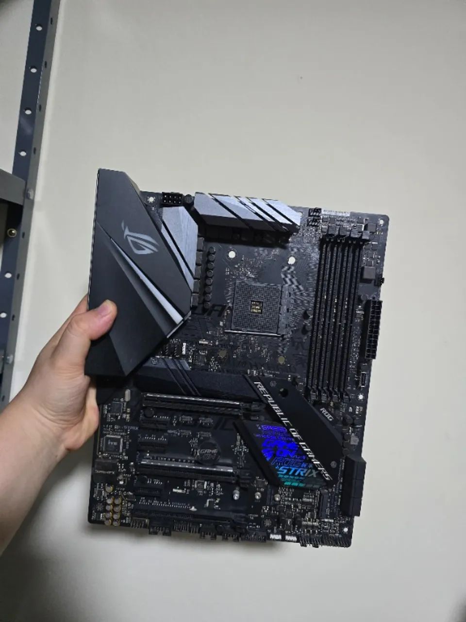 Placa mãe X470F - GAMING ROG STRIX  - Foto 3