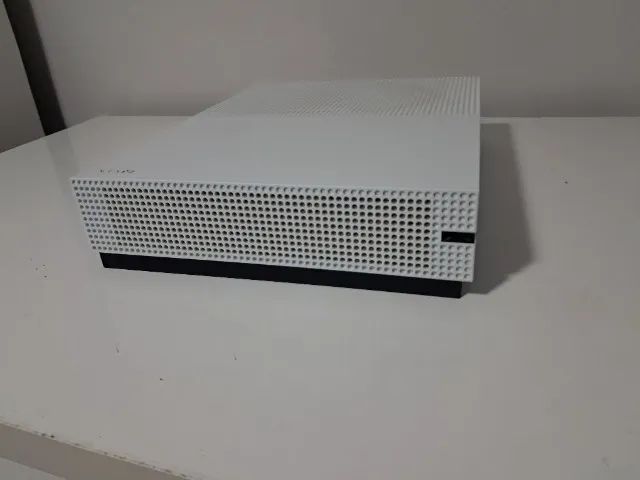 XBOX ONE S 1TB COM 2 CONTROLES EM PERFEITO ESTADO!! - Foto 2