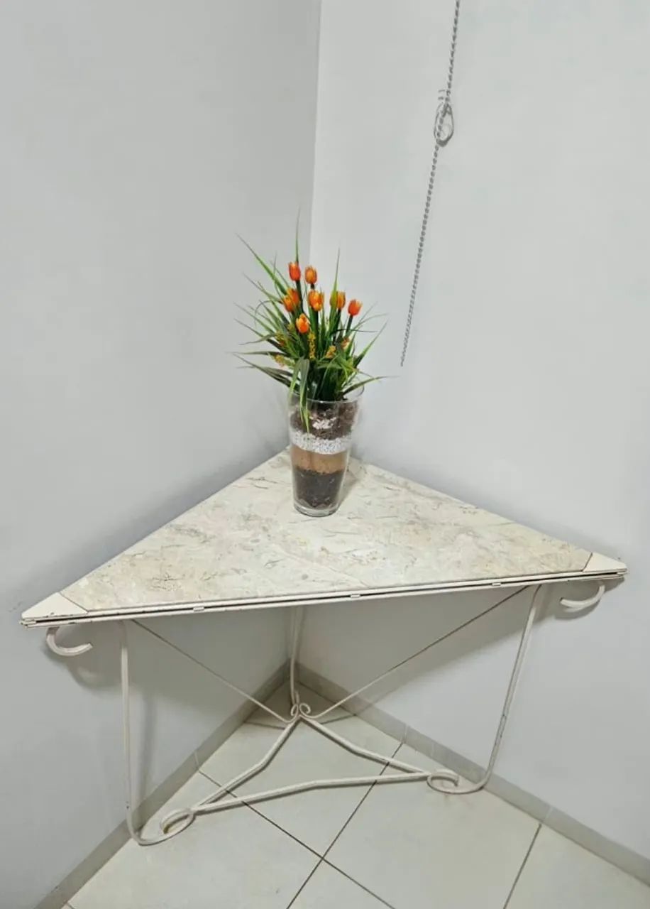 Mesa de canto com tampo de pedra natural