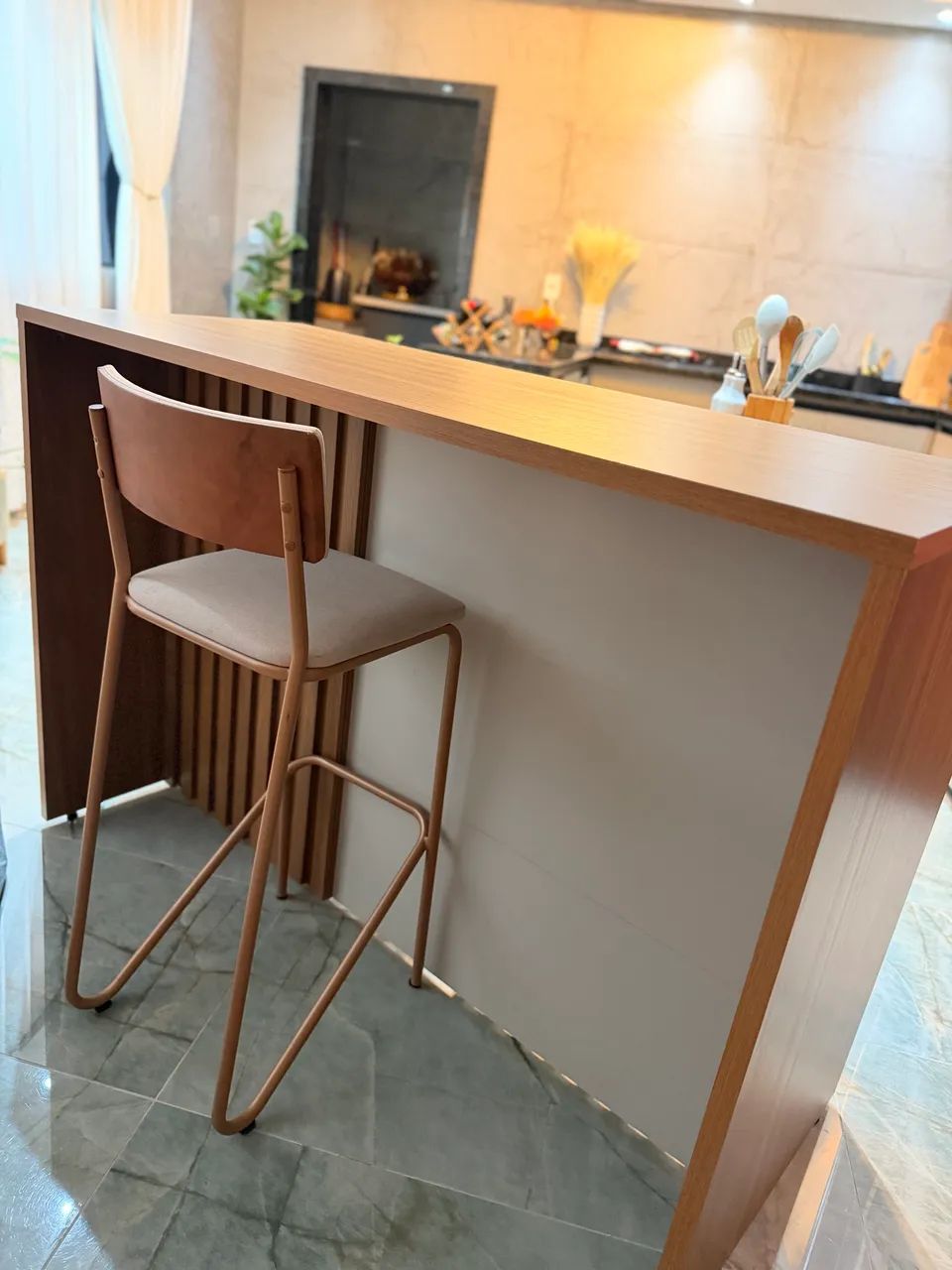 Bancada Gourmet com 2 banquetas - Excelente estado  - Foto 4