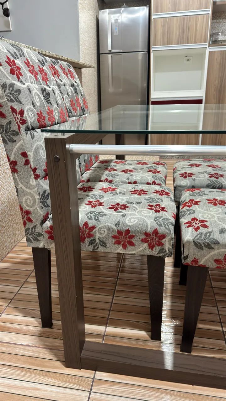 Mesa de vidro com 4 cadeiras floridas  - Foto 3
