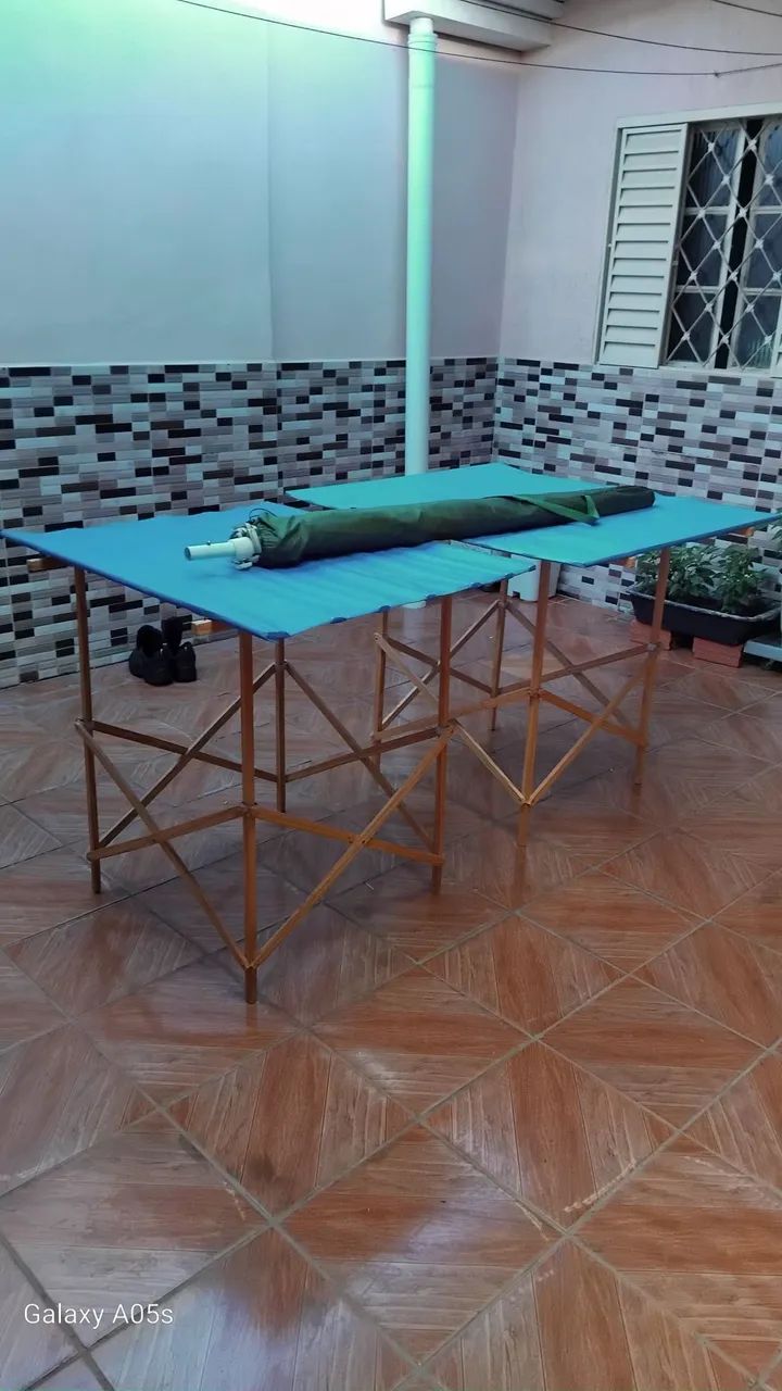 um guarda chuva grande e dois tripé de feira