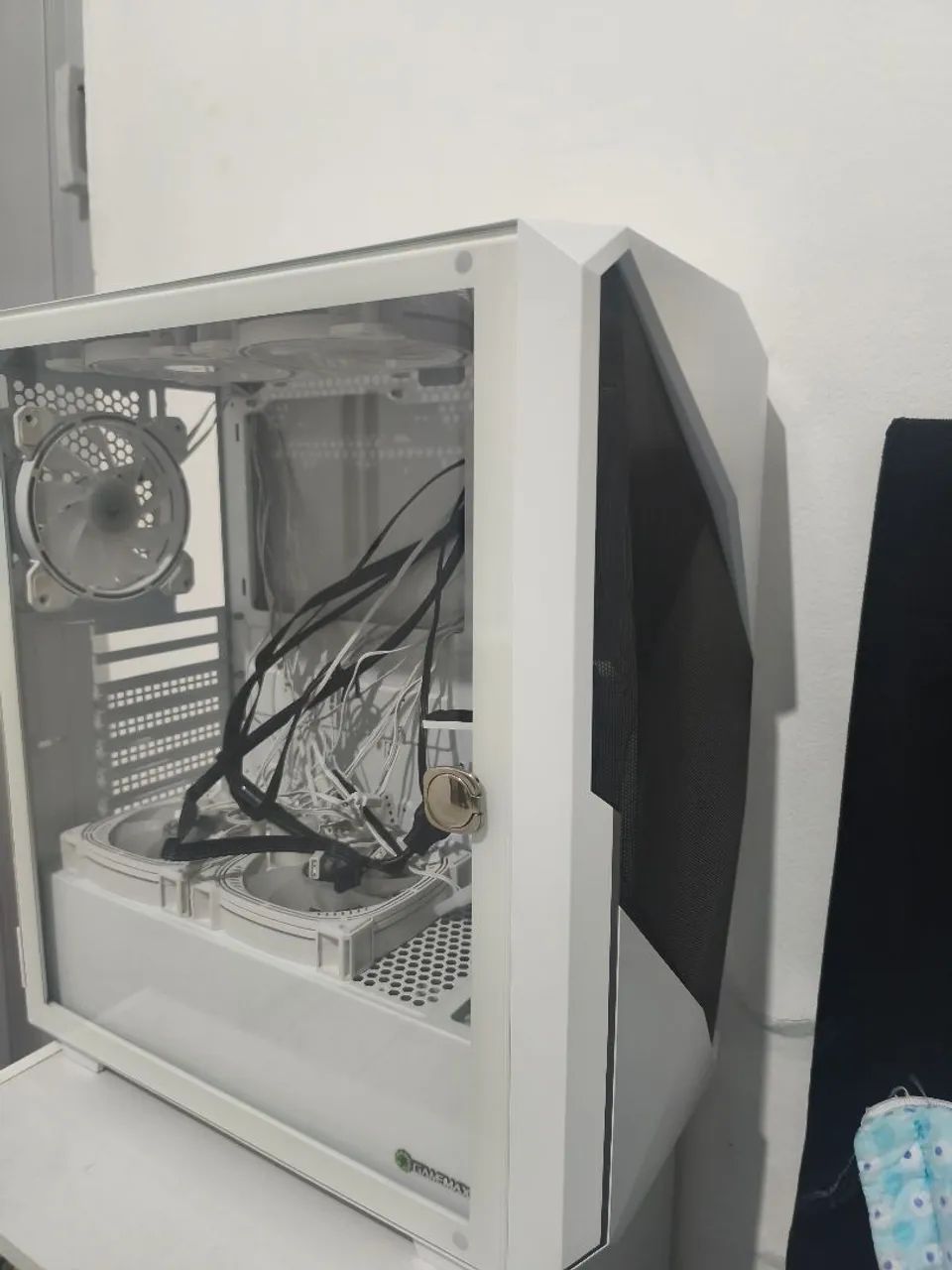 Gabinete gamer com 8 fans +1 reserva.