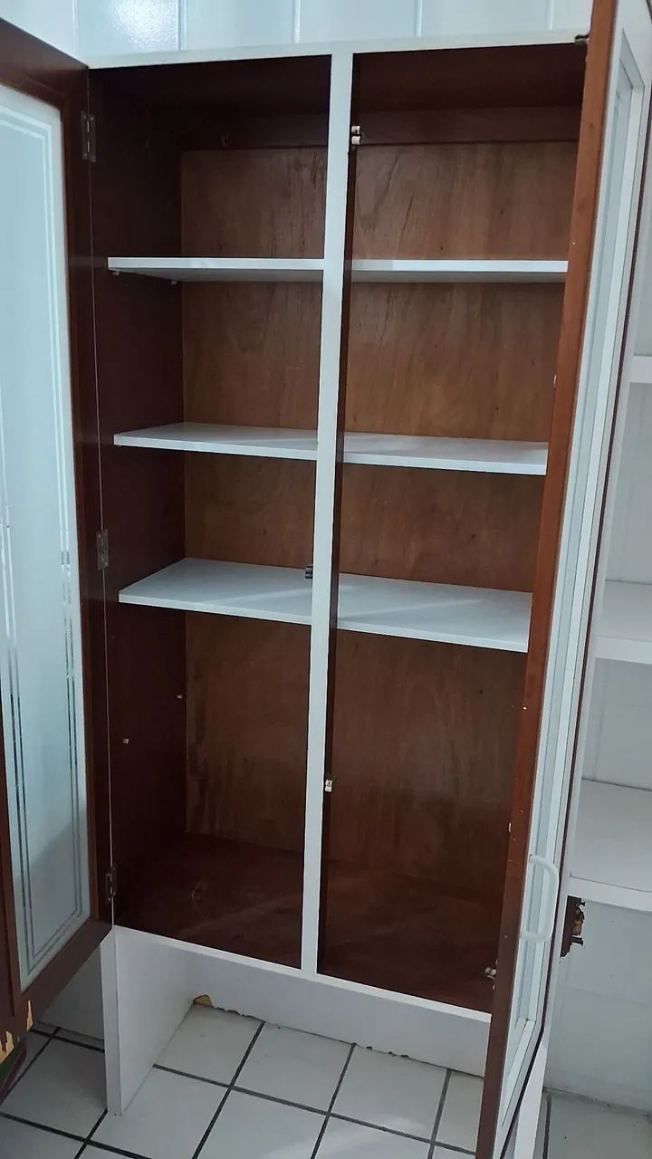 Cristaleira com portas de vidro - ótima para cozinha ou sala - Foto 2