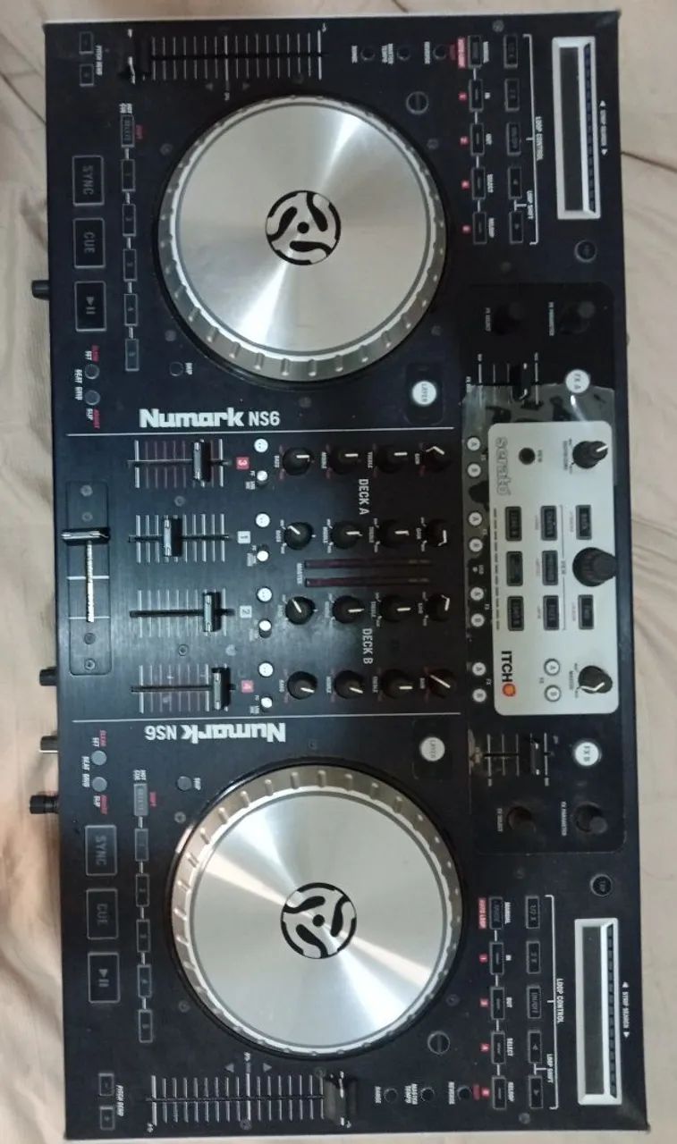 Controladora Numark NS6 4 canais 