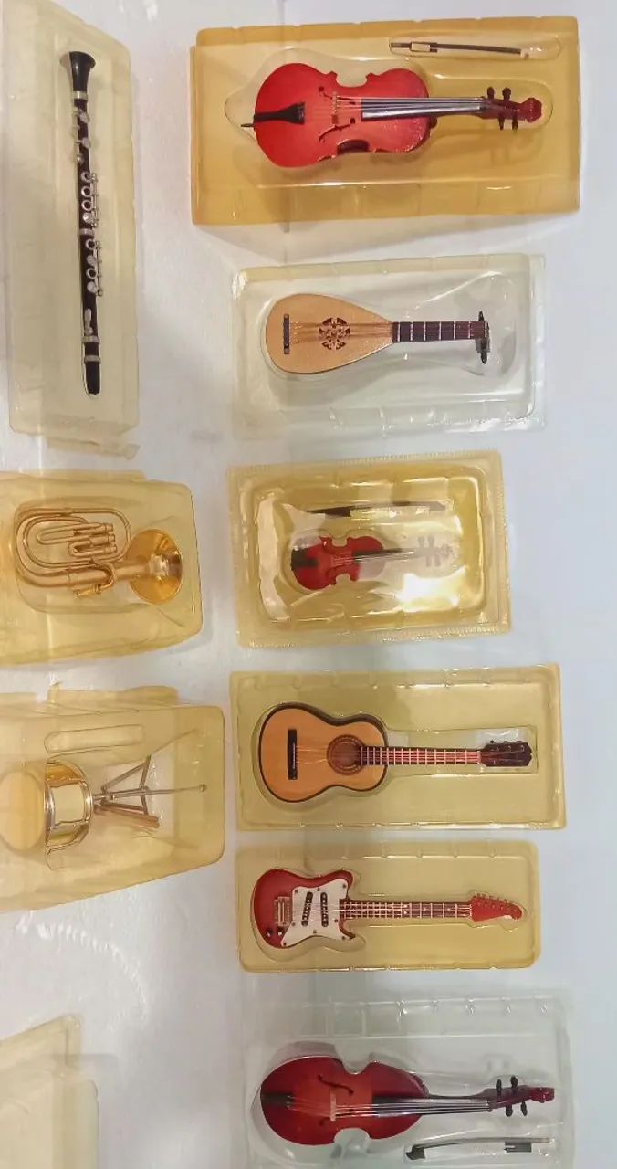 28 reais cada Mini instrumento musicais da coleção Salvat