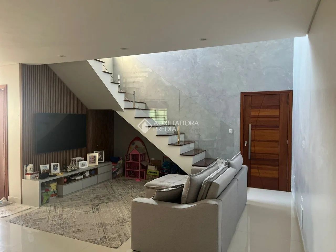 Casa completa com 3 dormitórios e área de lazer no Pagani