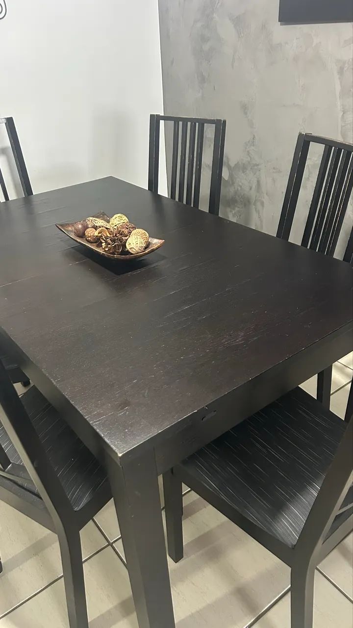 Mesa em madeira IKEA COM 6 cadeiras 