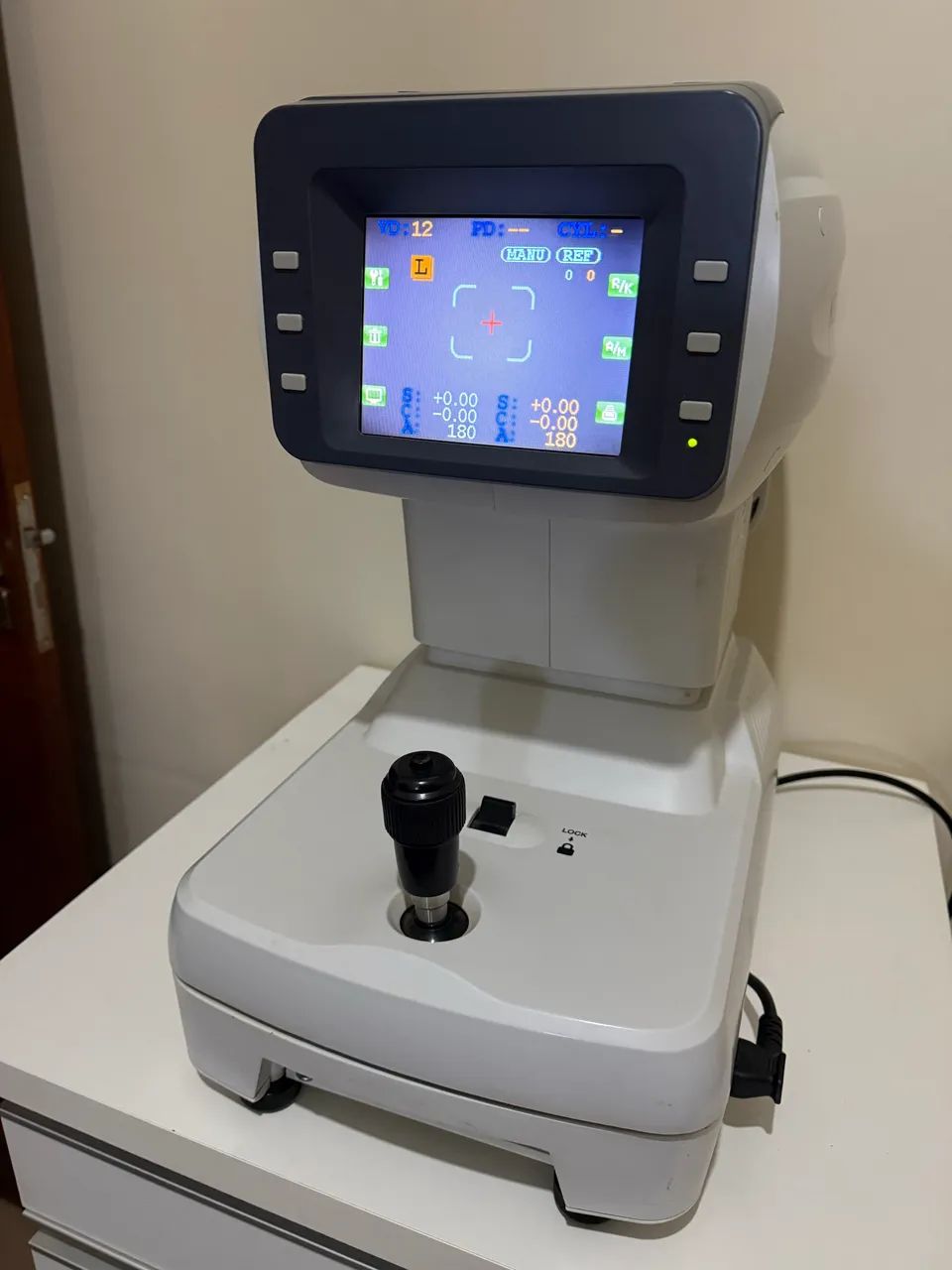 Auto refrator / ceratômetro KR 9000