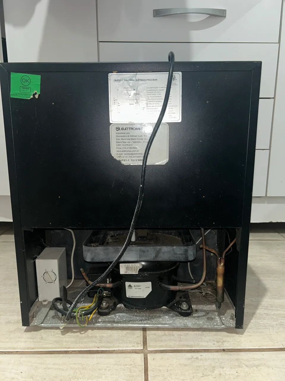 frigobar Elettromec 110V, com acabamento inox e porta de vidro. - Foto 4