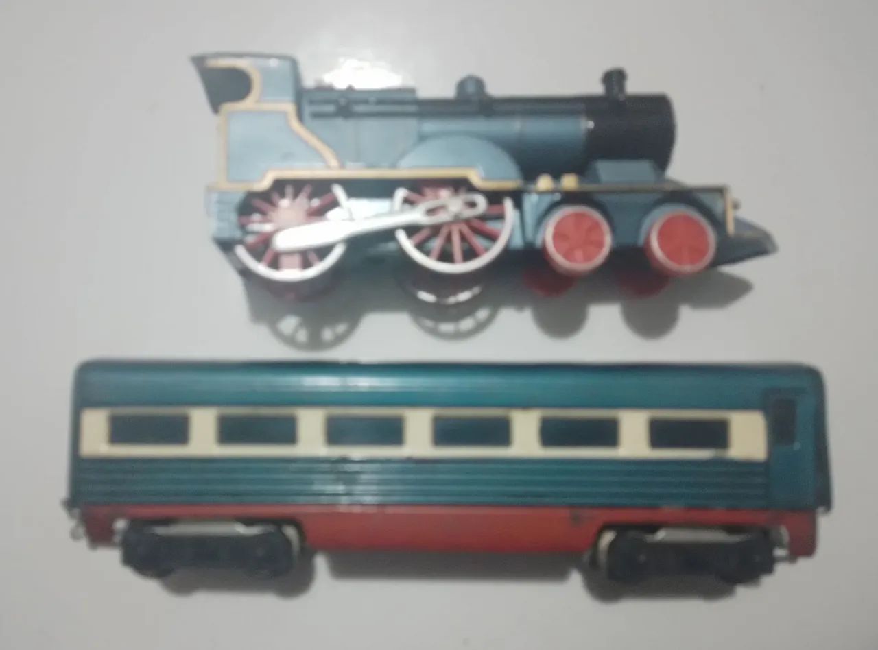 Trem de lata e vagão antigos. - Foto 2