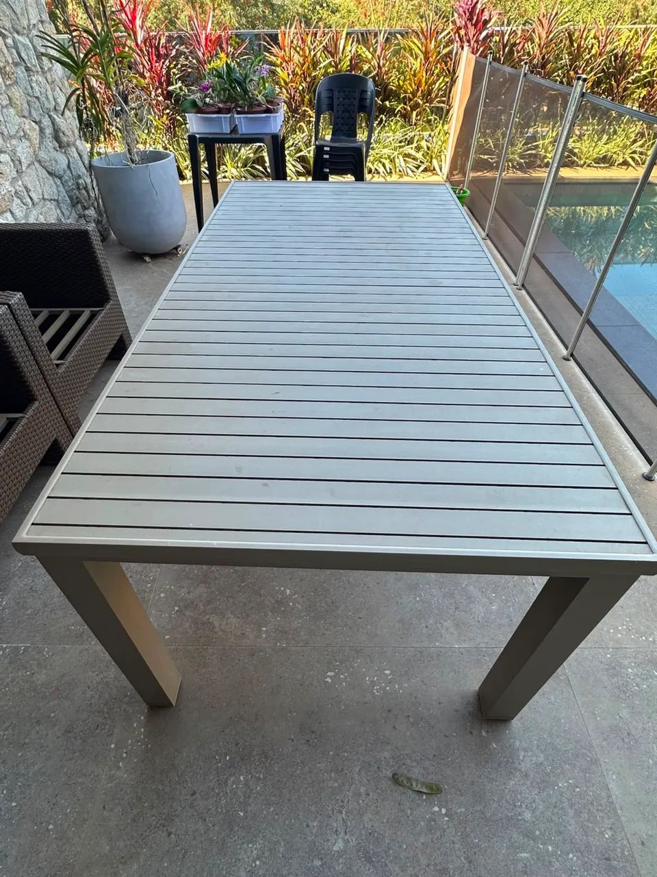 Conjunto de mesa, poltronas e cadeiras em alumínio. - Foto 2