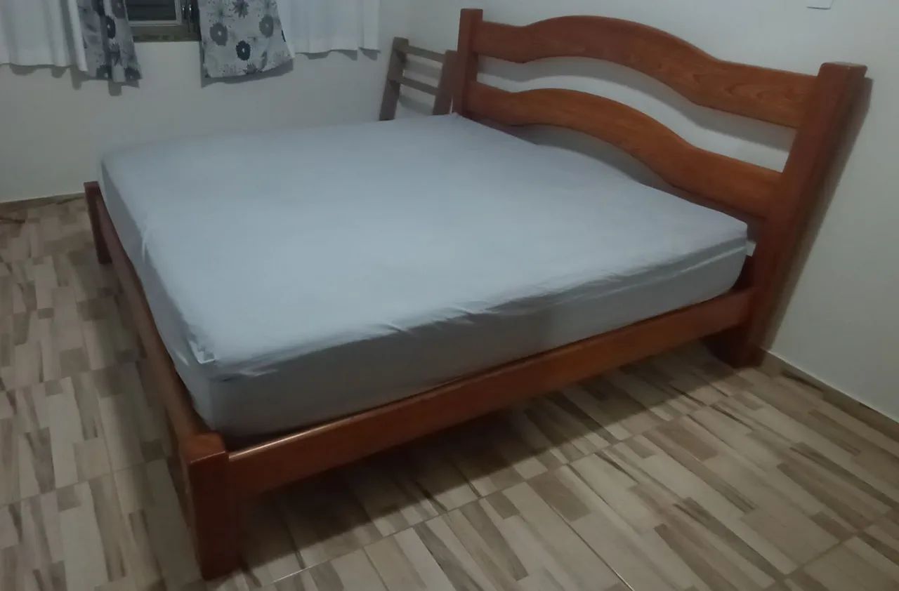 CAMA DE CASAL EM MADEIRA MACIÇA - LINDA E ROBUSTA - Foto 4